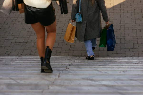 Twee Meisjes Met Boodschappentassen Lopen Het Winkelcentrum Uit Naar Beneden — Stockfoto