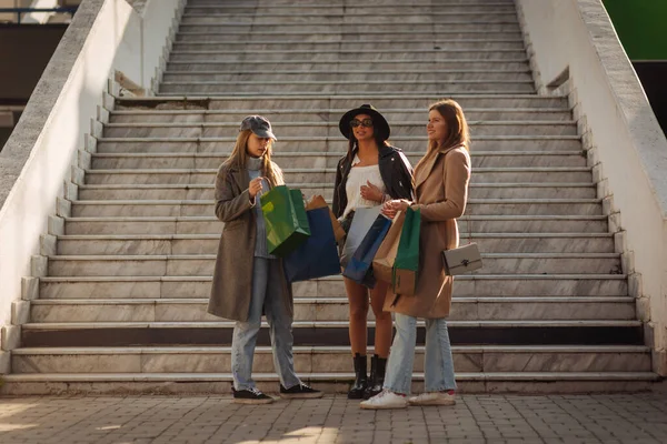 Τρία Κορίτσια Για Ψώνια Στέκονται Σακούλες Στα Χέρια Τους Έξω — Φωτογραφία Αρχείου