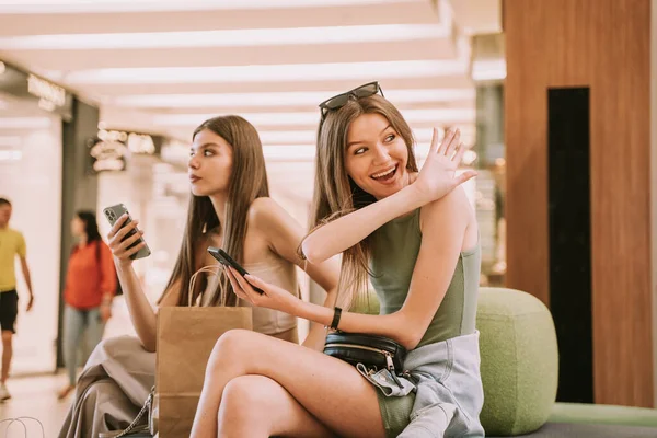 Zwei Hübsche Mädchen Sitzen Auf Dem Sofa Einkaufszentrum Während Eines — Stockfoto