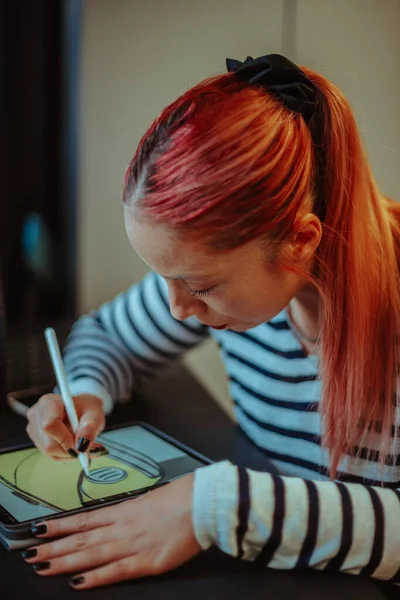 Krásná Tetování Umělkyně Červenými Vlasy Kreslení Auto Její Tablet Studiu — Stock fotografie