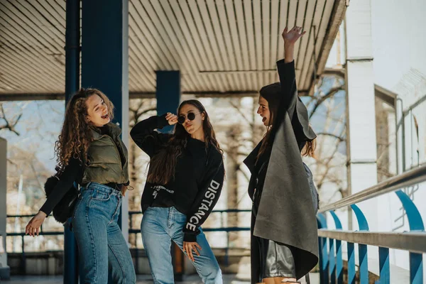 Три Молодые Красивые Девушки Веселятся Улице Танцуют Поют — стоковое фото