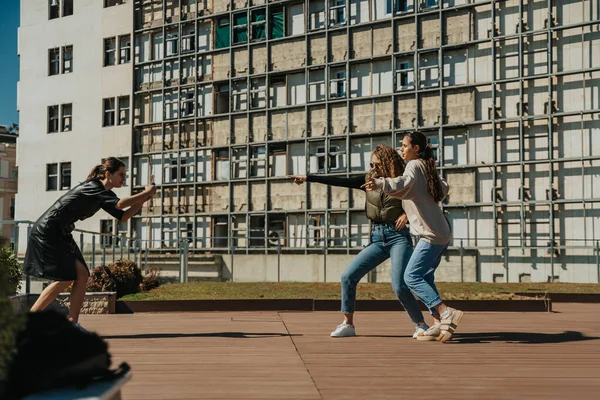 Две Девушки Танцуют Указывают Камеру Подруга Брюнетка Фотографирует — стоковое фото