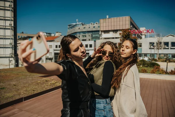Primer Plano Tres Encantadoras Chicas Elegantes Tomando Una Selfie Mientras — Foto de Stock