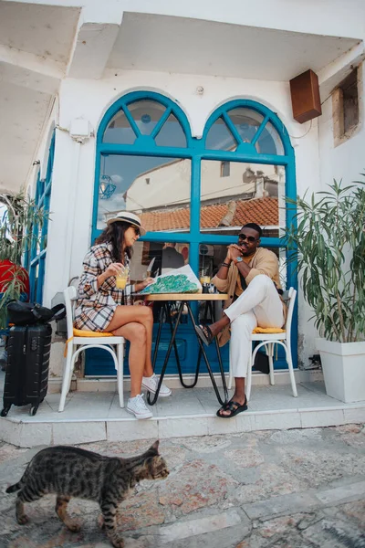 Красиві Туристи Сидячи Кафе Кішкою — стокове фото