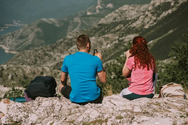 山に座っている間にヨガのカップルがお茶を飲む — ストック写真