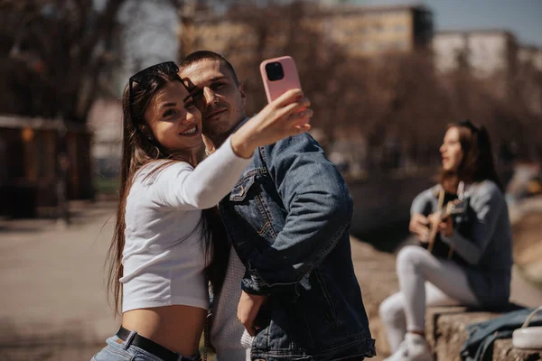 Una Pareja Encantadora Tomando Una Selfie Chica Tocando Guitarra Cantando —  Fotos de Stock