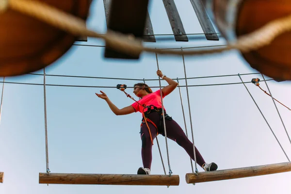 Jovem Mulher Equilibrando Uma Prancha Madeira Parque Aventuras — Fotografia de Stock