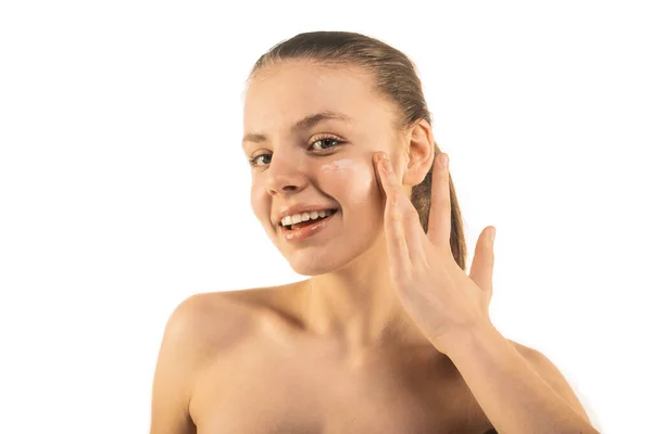 Menina Bonita Colocando Creme Facial Isolado Fundo Branco Tratamento Facial — Fotografia de Stock
