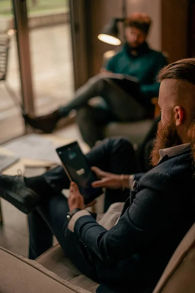 Nahaufnahme Eines Geschäftsmannes Mit Langen Haaren Und Bart Der Tablet — Stockfoto