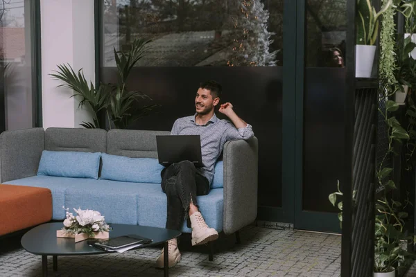Smiley Gut Aussehende Männliche Arbeiter Sitzen Auf Einem Sofa Büro — Stockfoto