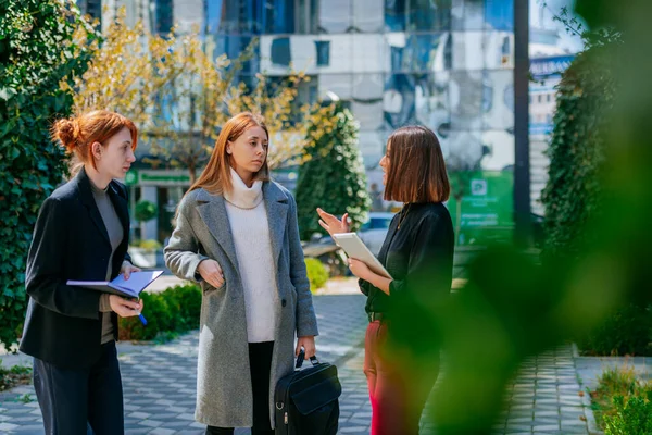 Esmer Kadını Arkadaşlarıyla Konuşuyor Şehirde Çalışan Yorgun Kadınları — Stok fotoğraf