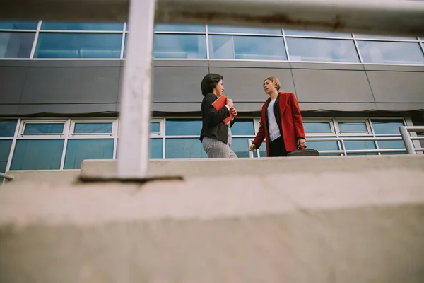 Binanın Yanında Ayakta Duran Kadınları Konuşuyor — Stok fotoğraf