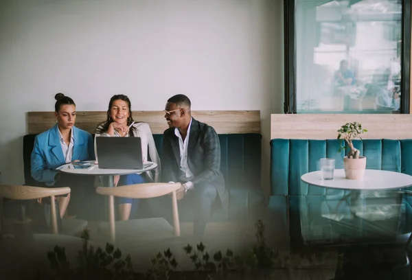 Drie Collega Uit Het Bedrijfsleven Lachen Terwijl Het Café Zitten — Stockfoto