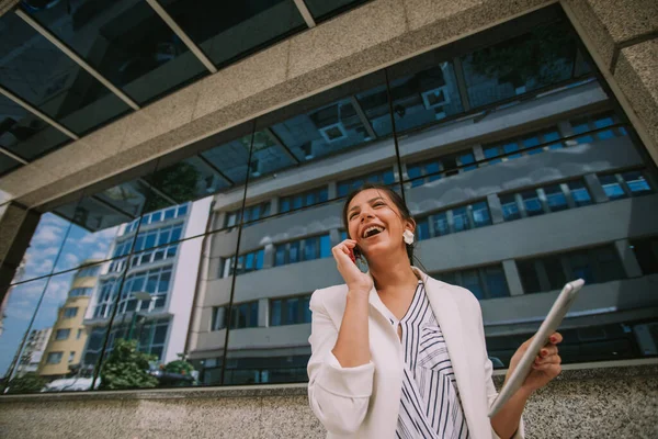 Schöne Geschäftsfrau Lächelt Und Telefoniert Der Nähe Des Gebäudes — Stockfoto