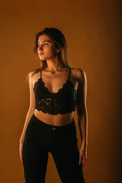 Mode Atelier Junges Sexy Mädchen Posiert Schwarzem Auf Beigem Hintergrund — Stockfoto