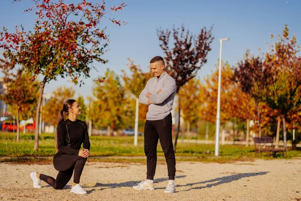 Smiley Mädchen Spricht Mit Ihrem Freund Während Sie Ihren Körper — Stockfoto