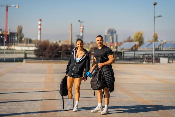 Zwei Fitnesstrainer Ein Paar Stehen Und Posieren Vor Der Kamera — Stockfoto