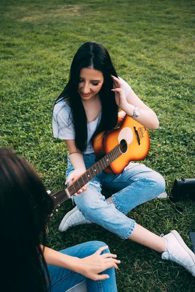 Cabelo Preto Bela Menina Está Pensando Sobre Música Para Seus — Fotografia de Stock