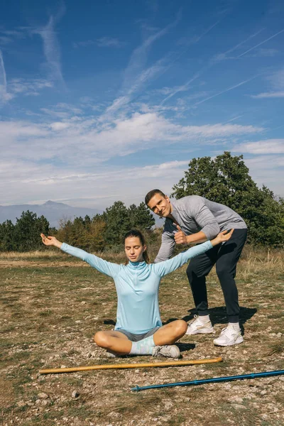 Flicka Gör Yoga Medan Hennes Vän Pekar Som Kameran — Stockfoto