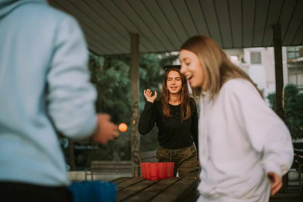 Ahşap Masada Duran Arkadaşlar Bira Pong Oynuyorlar — Stok fotoğraf