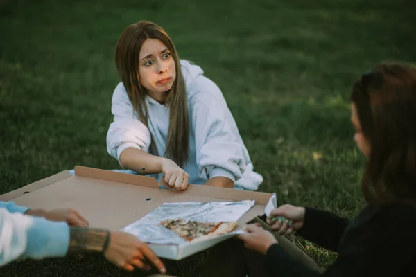 Přátelé Hádky Poslední Pizzu Plátek Zatímco Sedí Parku Dělat Obličeje — Stock fotografie