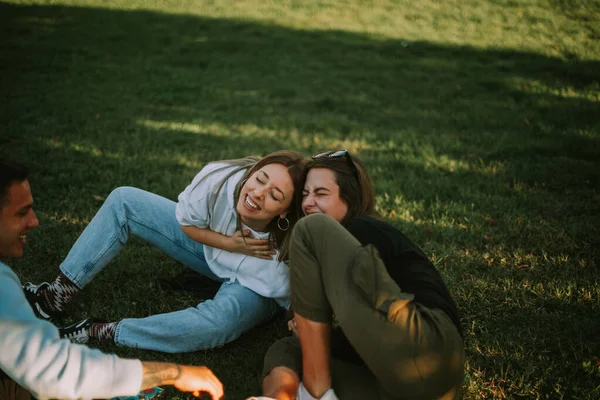 Tres Mejores Amigos Riendo Mientras Están Sentados Césped Parque — Foto de Stock