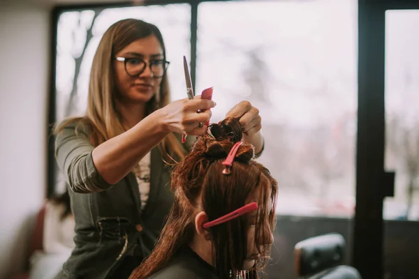 Zbliżenie Fryzjer Cięcia Jej Klienci Rude Włosy Salon Fryzjerski — Zdjęcie stockowe