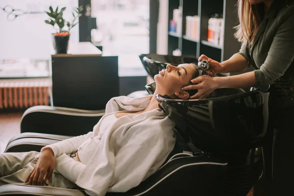Brunette Fille Prépare Laver Les Cheveux Salon Coiffure — Photo