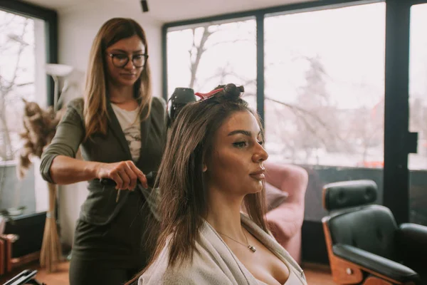 Blonde Hairdresser Brushing Her Clients Straight Brown Hair While She — Stock Photo, Image