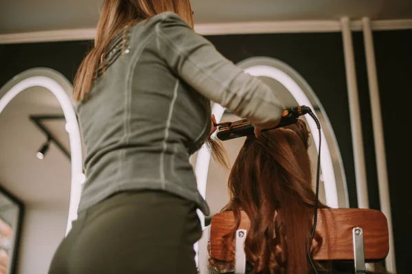 Blondynka Fryzjer Cios Suszenie Jej Klientów Rude Włosy Salonie Fryzjerskim — Zdjęcie stockowe