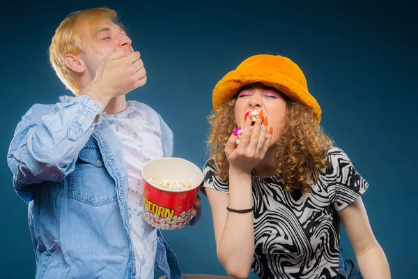 Dva Úžasné Krásné Přátelé Baví Popcornem Studiu Zatímco Jíst — Stock fotografie