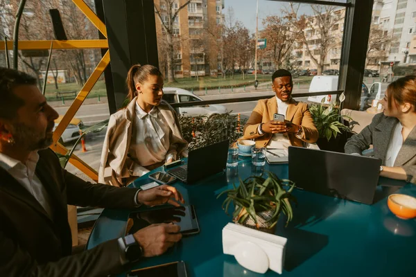 Grupo Cuatro Personas Negocios Hablando Mientras Están Sentadas Cafetería —  Fotos de Stock