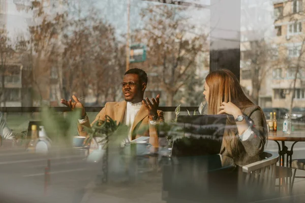 Hombre Negocios Hablando Mientras Está Sentado Con Sus Colegas Café —  Fotos de Stock