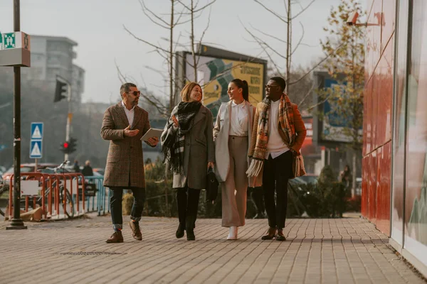Quatro Empresários Sorrindo Enquanto Caminham Rua Lado Shopping — Fotografia de Stock