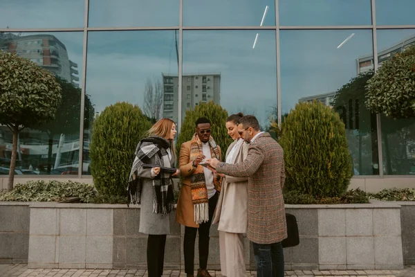 Vier Geschäftsleute Stehen Vor Dem Gebäude Und Dem Grün — Stockfoto