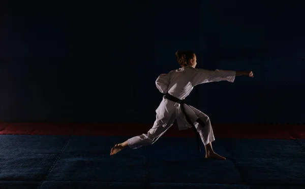 Silhouette Egy Tini Lány Csinál Karate Pózol Karate Stúdióban — Stock Fotó