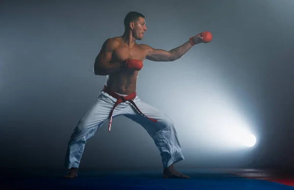 Idrottsman Med Blått Bälte Och Karate Utför Formell Karateträning — Stockfoto