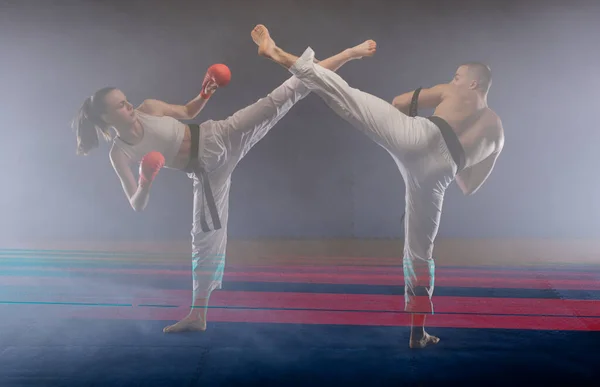 Zwei Gut Aussehende Karate Freunde Posieren Mit Erhobenen Beinen Karate — Stockfoto