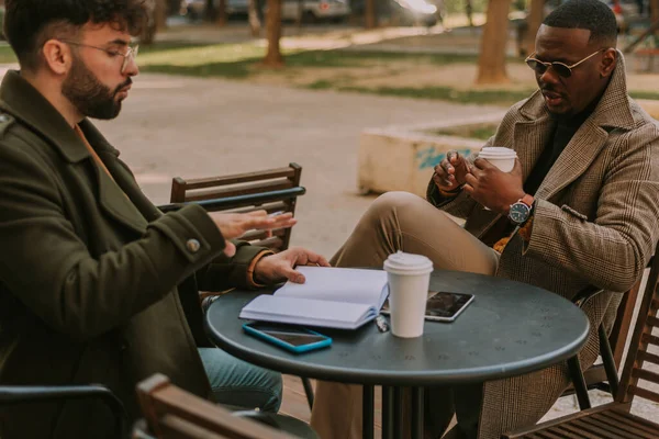 Diversos Colegas Negócios Discutindo Negócios Enquanto Tomam Seu Primeiro Café — Fotografia de Stock