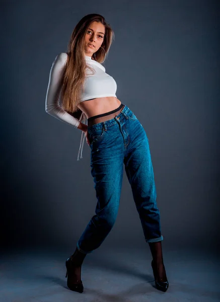 Retrato Uma Bela Modelo Feminina Posando Camisola Moda Jeans Azuis — Fotografia de Stock
