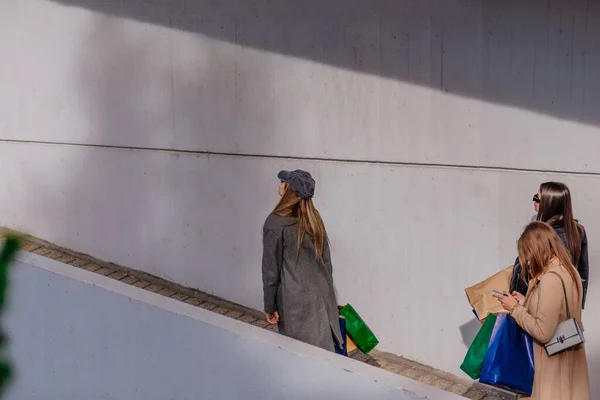 Uma Foto Com Vista Lateral Três Garotas Elegantes Entrando Shopping — Fotografia de Stock