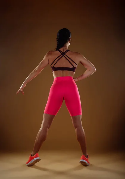 バックビュー写真のフィット女性運動彼女のふくらはぎの筋肉 — ストック写真