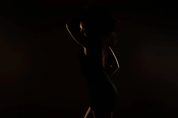 Sexy Chica Ondeando Cabello Mientras Posa Estudio Vestido Negro — Foto de Stock