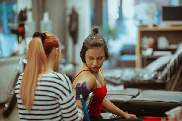 Güzel Müşteri Sanatçısının Stüdyoda Yaptığı Dövmeye Bakıyor — Stok fotoğraf