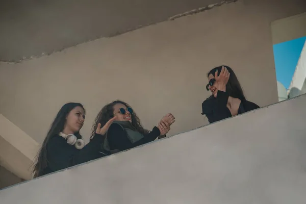 Три Красивые Девушки Идут Торговый Центр Идут Наверх Веселятся — стоковое фото