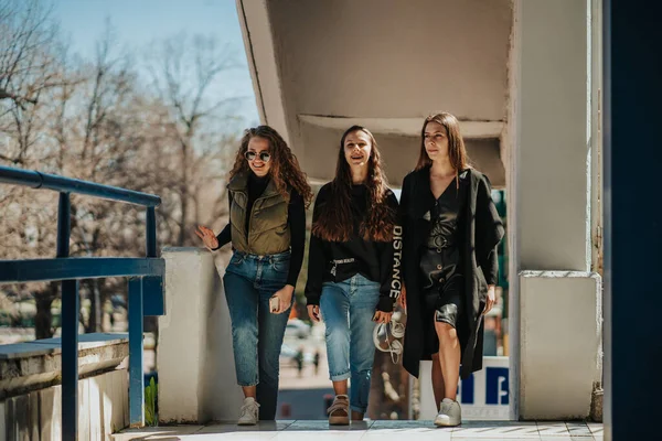 Três Meninas Sorrindo Enquanto Caminham Para Shopping Frente Vista Tiro — Fotografia de Stock