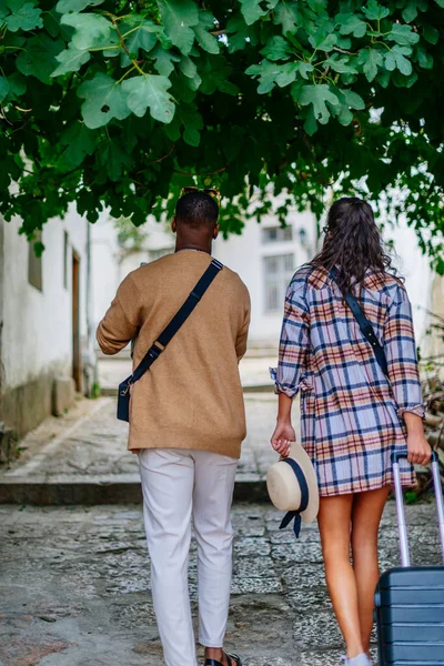 一对多种族的夫妇穿过小巷 他们正在参观一座古城 — 图库照片