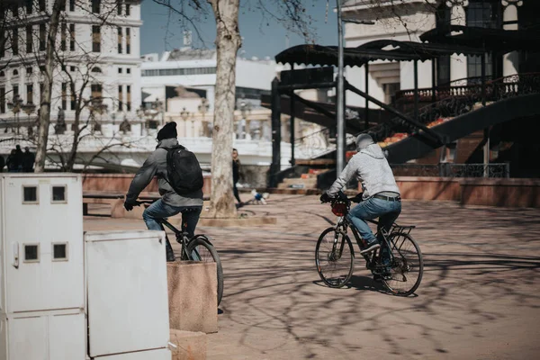 Dois Homens Andando Bicicleta Centro Cidade — Fotografia de Stock