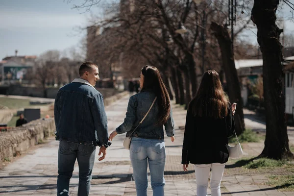 Tres Mejores Amigos Hablando Mientras Caminan Por Parque —  Fotos de Stock