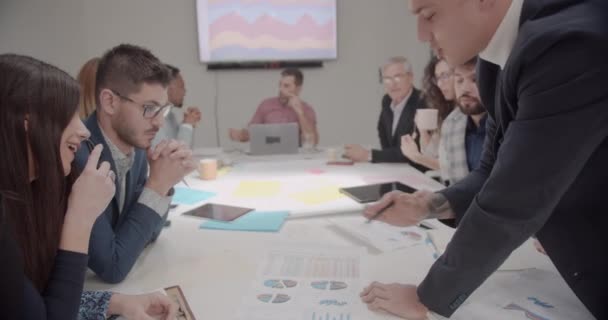 Colegas Falando Sobre Resultados Vendas Juntos Uma Sala Reuniões Juntamente — Vídeo de Stock